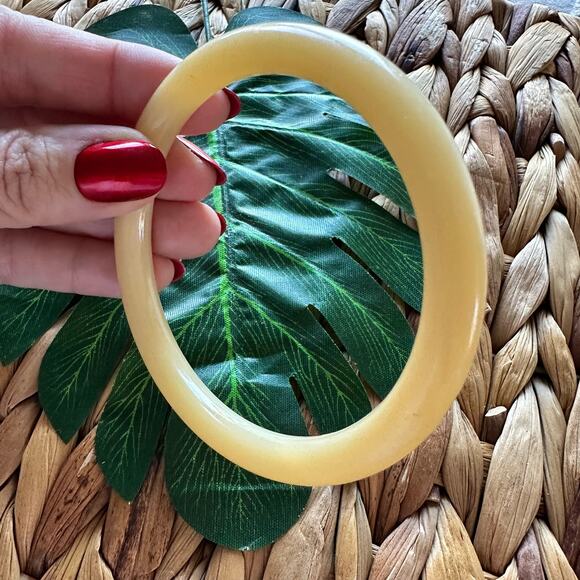 BOGO FREE VINTAGE BEIGE BANGLE BRACELET - Picture 3 of 6